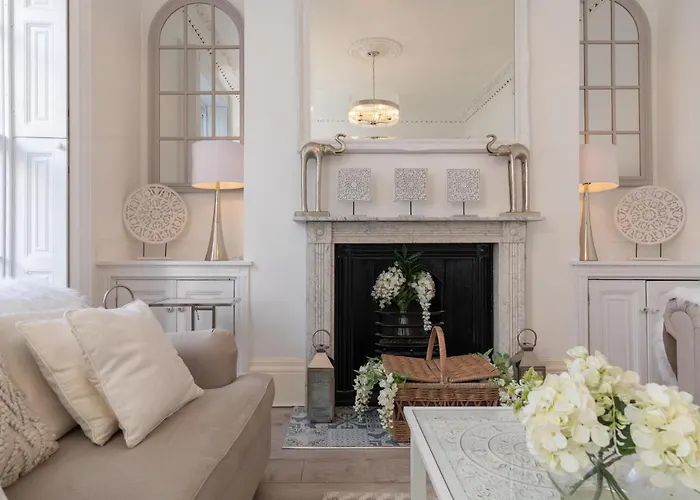 Gloucester Place Townhouse With Hot Tub!